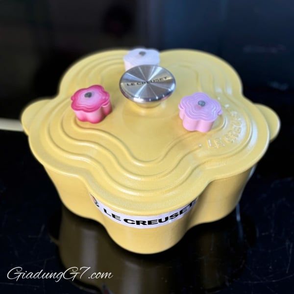 Làm món hầm rau nấu chậm với Nồi gang Le Creuset Mimosa hình hoa 20cm từ Le Creuset.