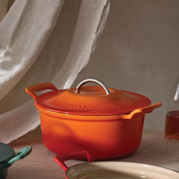 Nồi gang Le Creuset Modern Heritage 26cm 4.6L - Màu Cam -&nbsp;Lấy cảm hứng từ kho lưu trữ của chúng tôi và bắt nguồn từ nghề thủ công Pháp