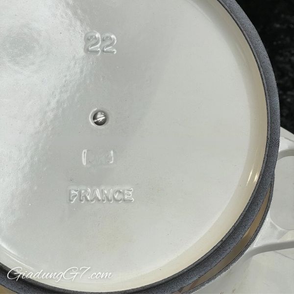 Nồi gang Le Creuset Noel 22cm 3.3L  – Dễ Dàng Vệ Sinh và Bảo Quản