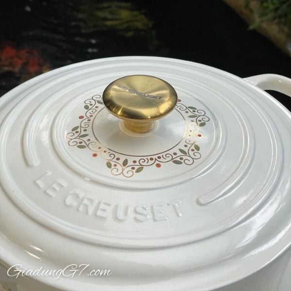 Nồi gang Le Creuset Noel 22cm 3.3L Thiết kế sang trọng, độc quyền với họa tiết Noel trên nền men trắng, mang đến vẻ đẹp tinh tế và ấm áp.
