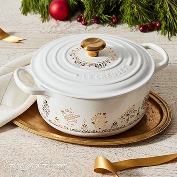 Nồi gang Le Creuset Noel 22cm 3.3L - Màu Trắng là phiên bản giới hạn thuộc bộ sưu tập Noel Collection, mang đến không khí lễ hội ấm áp