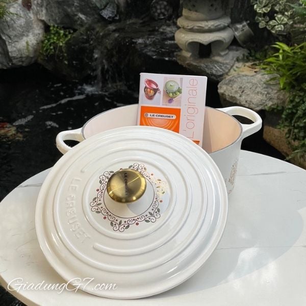 Nồi gang Le Creuset Noel 22cm 3.3L  – Chế Tác Thủ Công Từ Nghệ Nhân Pháp