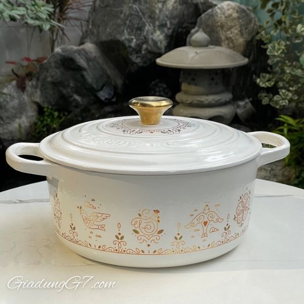 Nồi gang Le Creuset Noel 22cm 3.3L  – Dễ Dàng Vệ Sinh và Bảo Quản