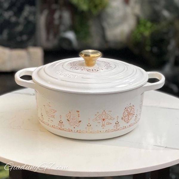 Nồi gang Le Creuset Noel 22cm 3.3L  – Sự Kết Hợp Tinh Tế Giữa Nghệ Thuật và Chức Năng