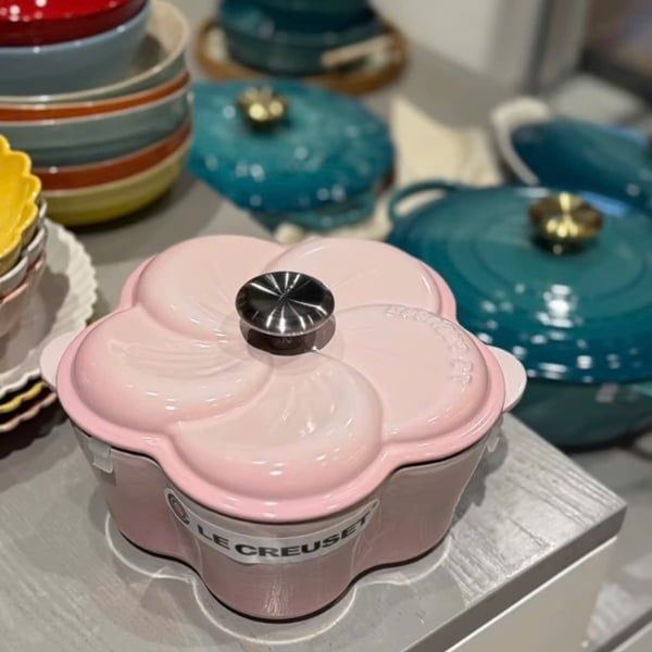 Nồi gang Le Creuset Petal hình hoa 2L