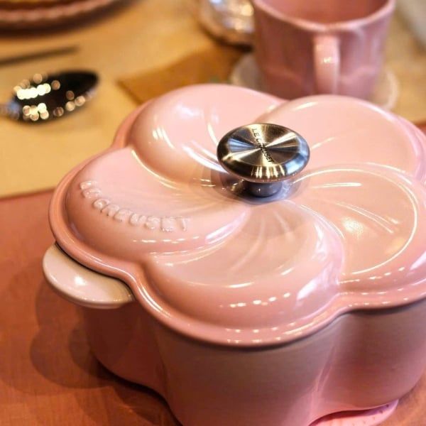 Nồi gang Le Creuset Petal hình hoa 2L