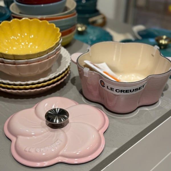 Nồi gang Le Creuset Petal hình hoa 2L