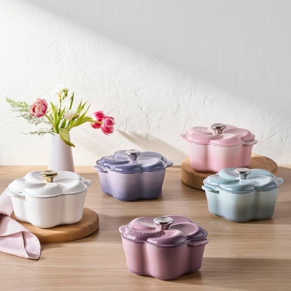 Nồi gang Le Creuset Petal hình hoa 2L kiểu Hà Lan này, được trang trí bằng họa tiết hoa độc đáo.