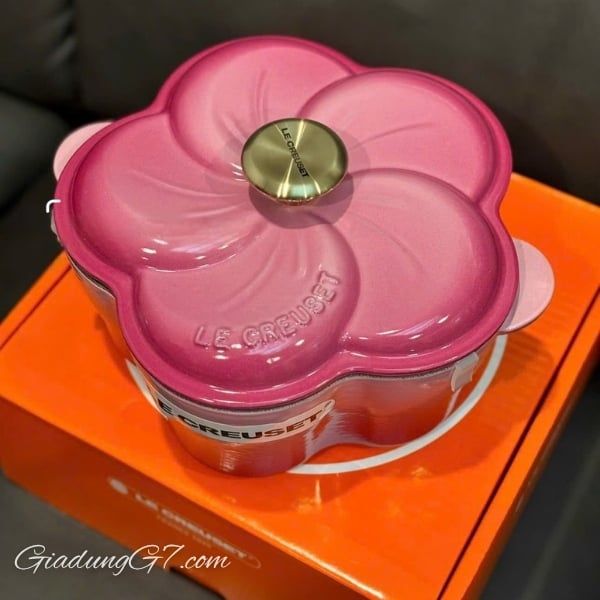 Hãy tô điểm thêm nét thanh lịch và độc đáo cho gian bếp của bạn với chiếc Nồi gang Le Creuset Petal hình hoa 2L kiểu Hà Lan này, được trang trí bằng họa tiết hoa độc đáo.