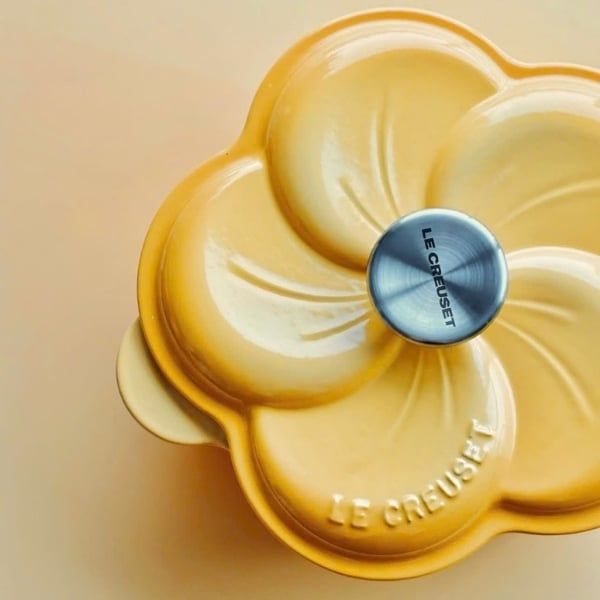 Hãy tô điểm thêm nét thanh lịch và độc đáo cho gian bếp của bạn với chiếc Nồi gang Le Creuset Petal hình hoa 2L kiểu Hà Lan này, được trang trí bằng họa tiết hoa độc đáo.