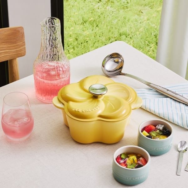 Hãy tô điểm thêm nét thanh lịch và độc đáo cho gian bếp của bạn với chiếc Nồi gang Le Creuset Petal hình hoa 2L kiểu Hà Lan này, được trang trí bằng họa tiết hoa độc đáo.