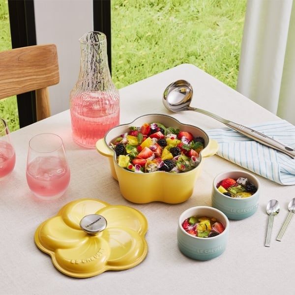 Hãy tô điểm thêm nét thanh lịch và độc đáo cho gian bếp của bạn với chiếc Nồi gang Le Creuset Petal hình hoa 2L kiểu Hà Lan này, được trang trí bằng họa tiết hoa độc đáo.