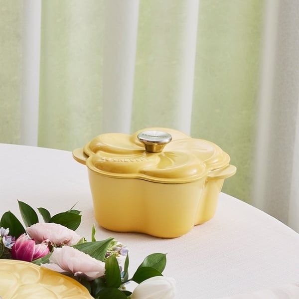 Hãy tô điểm thêm nét thanh lịch và độc đáo cho gian bếp của bạn với chiếc Nồi gang Le Creuset Petal hình hoa 2L kiểu Hà Lan này, được trang trí bằng họa tiết hoa độc đáo.