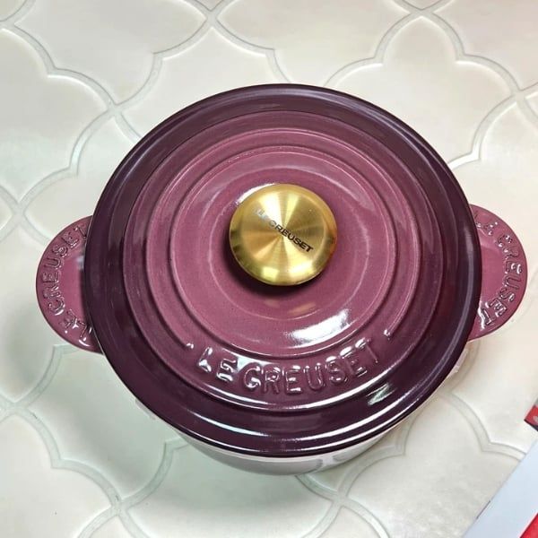 Nồi gang Le Creuset Rice Pot Fig 18cm 2L rất phù hợp với nhiều phương pháp nấu ăn, bao gồm hầm, chiên, hấp, ngoài nấu cơm