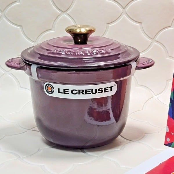 Nồi gang Le Creuset Rice Pot Fig 18cm 2L - Gang đúc của Le Creuset được phủ men cả bên trong và bên ngoài, giúp việc bảo quản dễ dàng hơn.