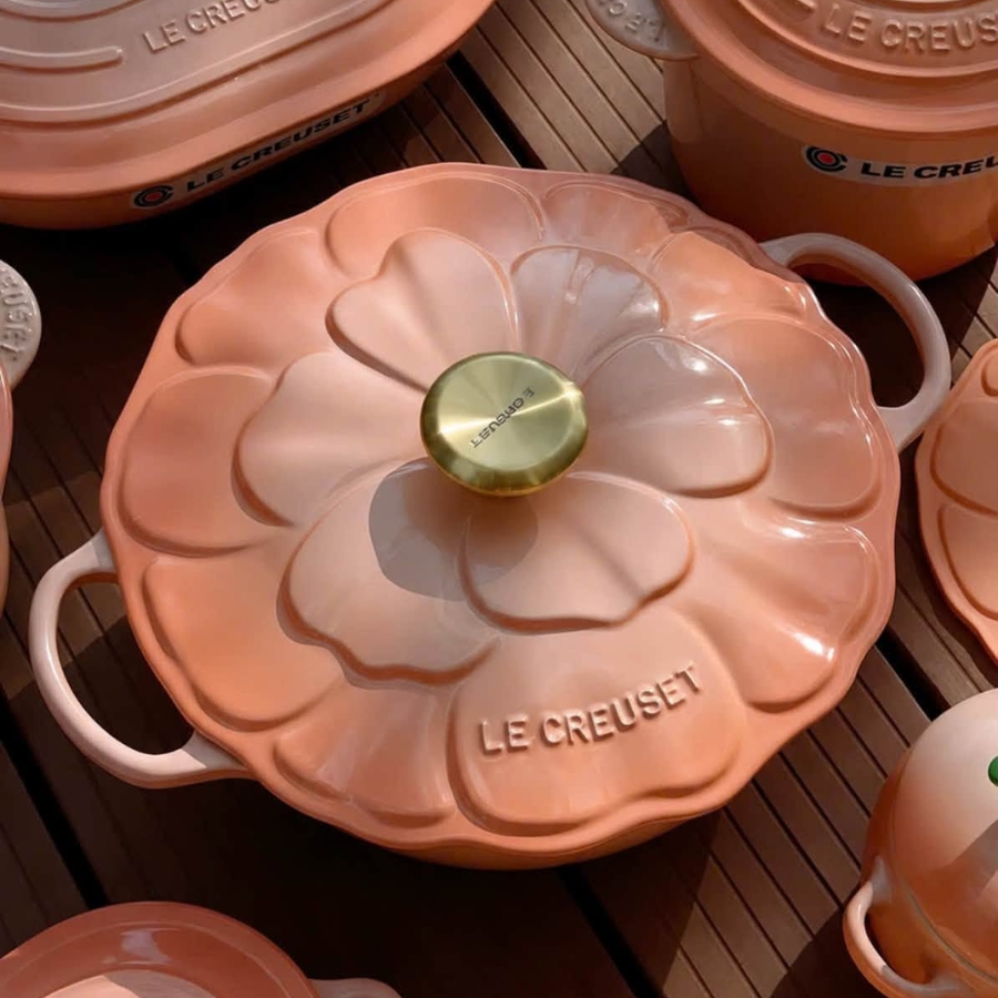 Nồi gang Le Creuset Signature Petal có nắp 26cm 4.1L Peche - Màu đào