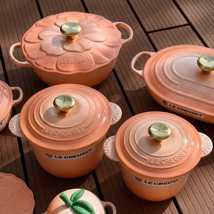 Mang đến một chút niềm vui mùa xuân ngập tràn ánh nắng cho căn bếp quanh năm với Nồi gang Le Creuset có nắp 26cm màu đào Peche 4.1LL - nồi hầm Signature Petal.