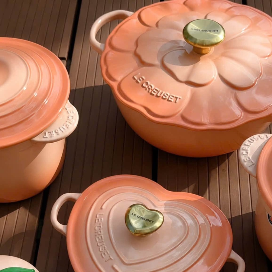 Nồi&nbsp;gang Le Creuset Signature Petal có nắp 26cm Luôn giữ được sự thoải mái: núm vặn chịu nhiệt (lên đến 260°C)
