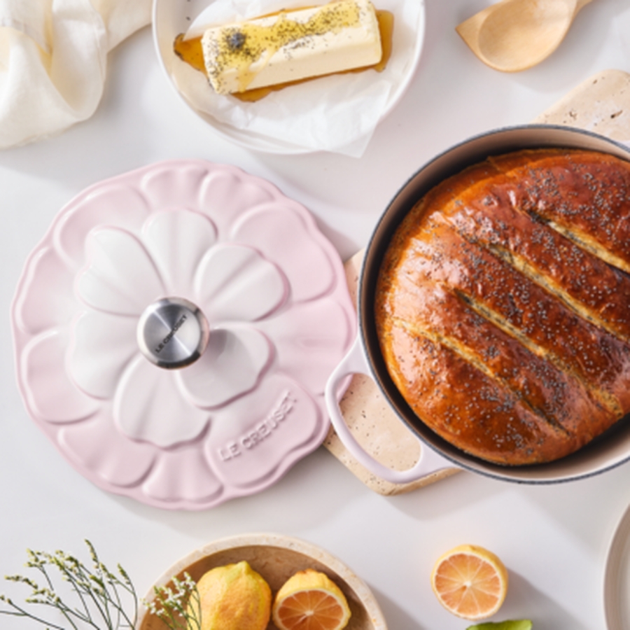 Nồi gang Le Creuset Signature Petal 26cm Luôn giữ được sự thoải mái: núm vặn chịu nhiệt (lên đến 260°C)