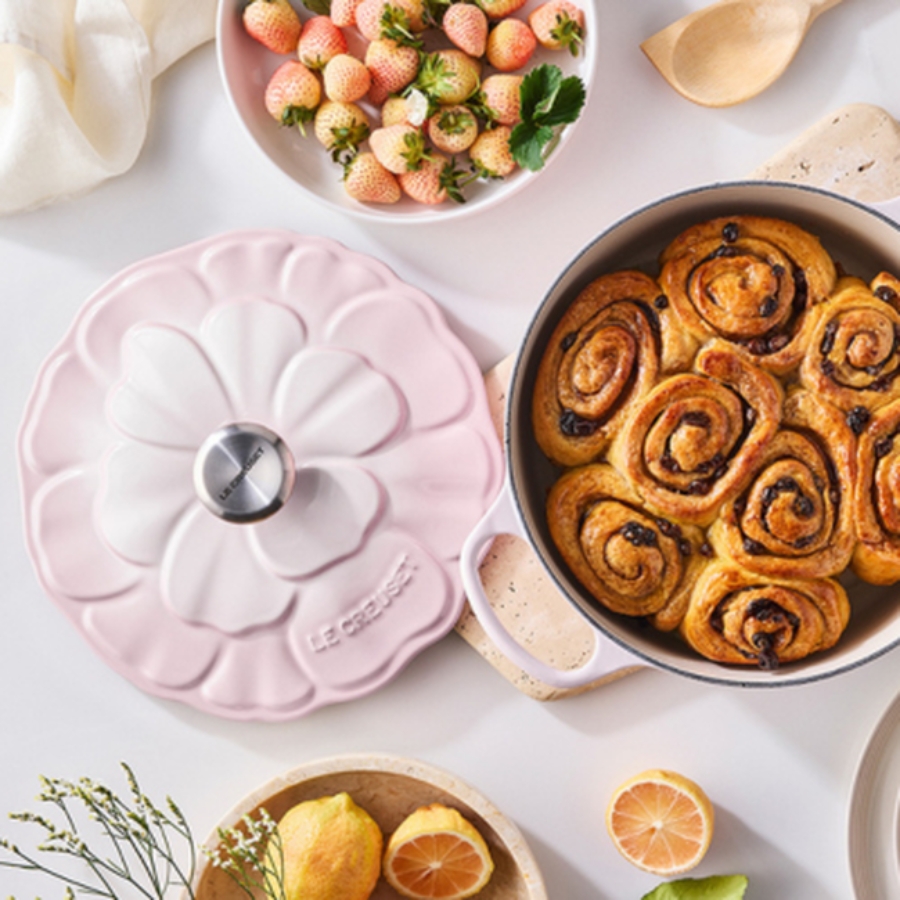 Nồi gang Le Creuset Signature Petal 26cm Luôn giữ được sự thoải mái: núm vặn chịu nhiệt (lên đến 260°C)