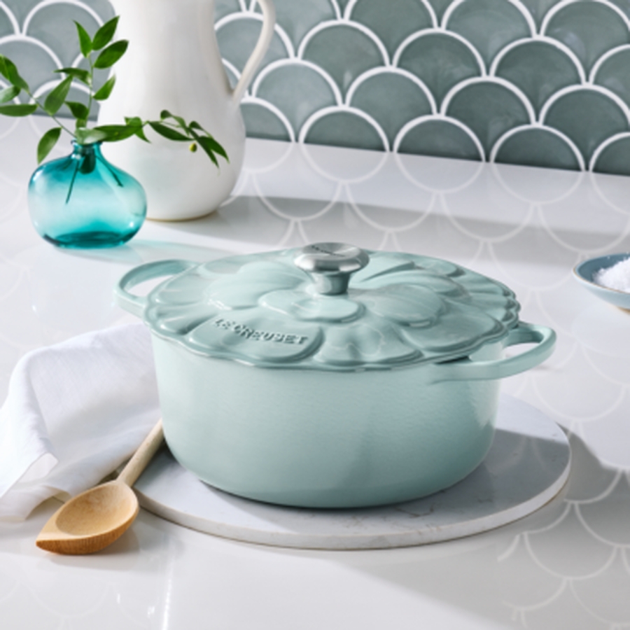 Nồi gang Le Creuset Signature Petal 26cm Luôn giữ được sự thoải mái: núm vặn chịu nhiệt (lên đến 260°C)
