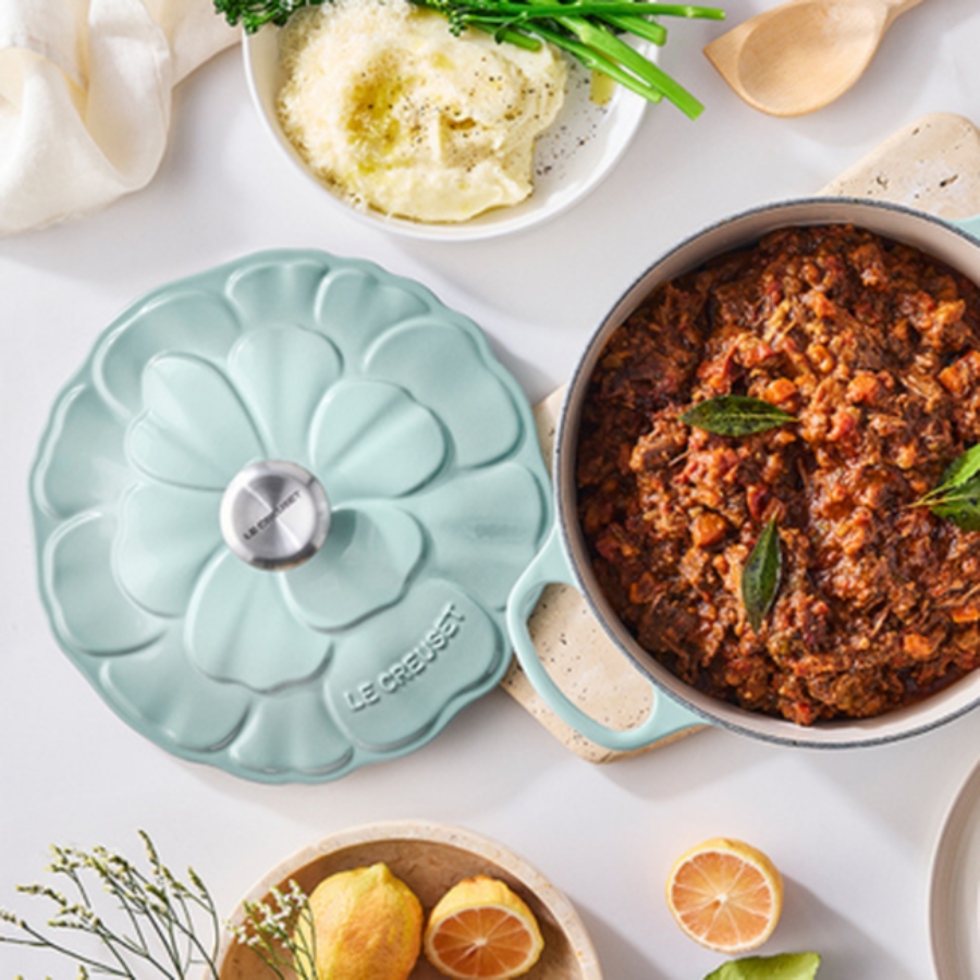 Nồi gang Le Creuset Signature Petal 26cm Luôn giữ được sự thoải mái: núm vặn chịu nhiệt (lên đến 260°C)