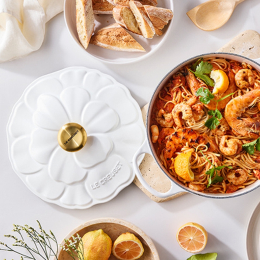 Nồi gang Le Creuset Signature Petal 26cm Luôn giữ được sự thoải mái: núm vặn chịu nhiệt (lên đến 260°C)
