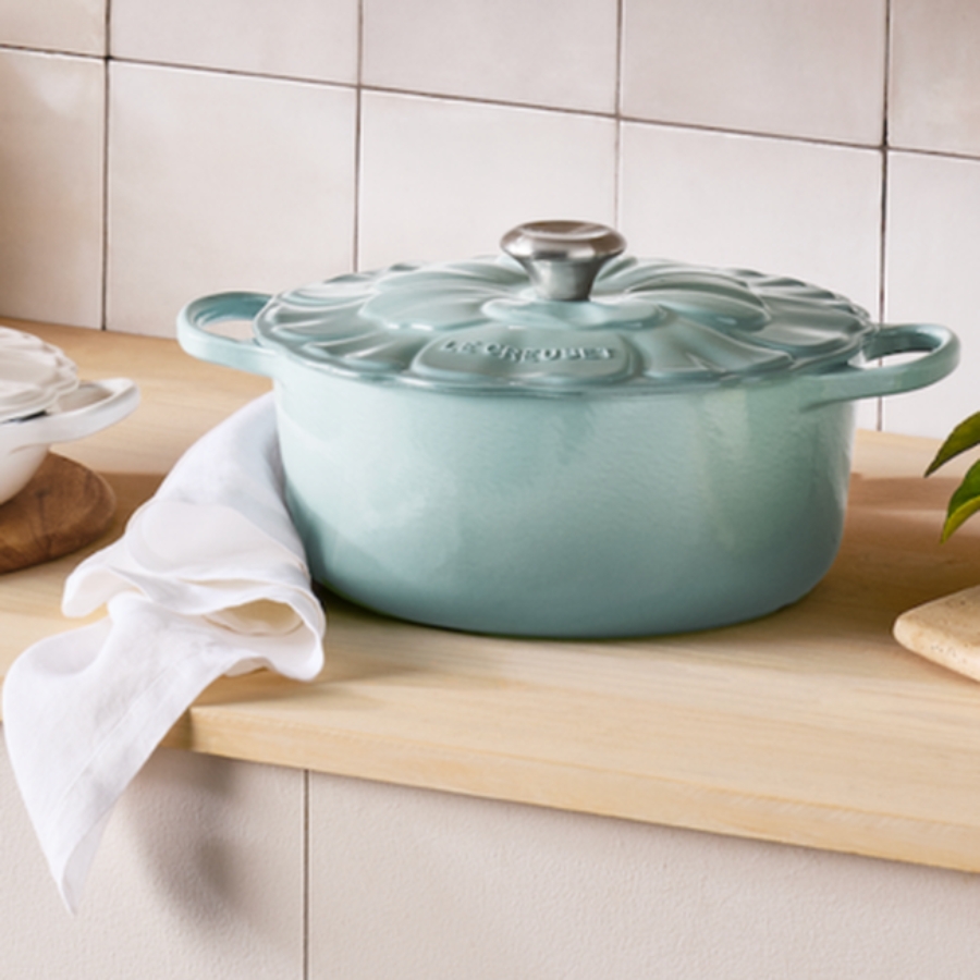 Nồi gang Le Creuset Signature Petal 26cm Luôn giữ được sự thoải mái: núm vặn chịu nhiệt (lên đến 260°C)
