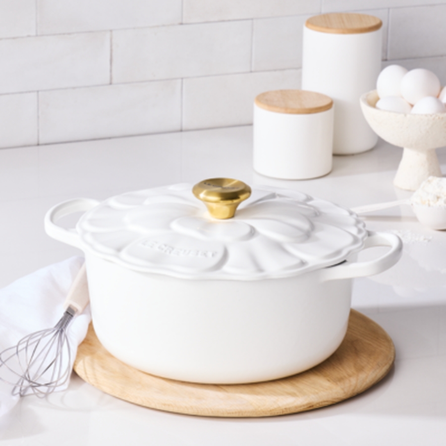 Nồi gang Le Creuset Signature Petal 26cm Luôn giữ được sự thoải mái: núm vặn chịu nhiệt (lên đến 260°C)