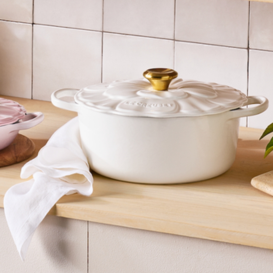 Nồi gang Le Creuset Signature Petal 26cm Luôn giữ được sự thoải mái: núm vặn chịu nhiệt (lên đến 260°C)