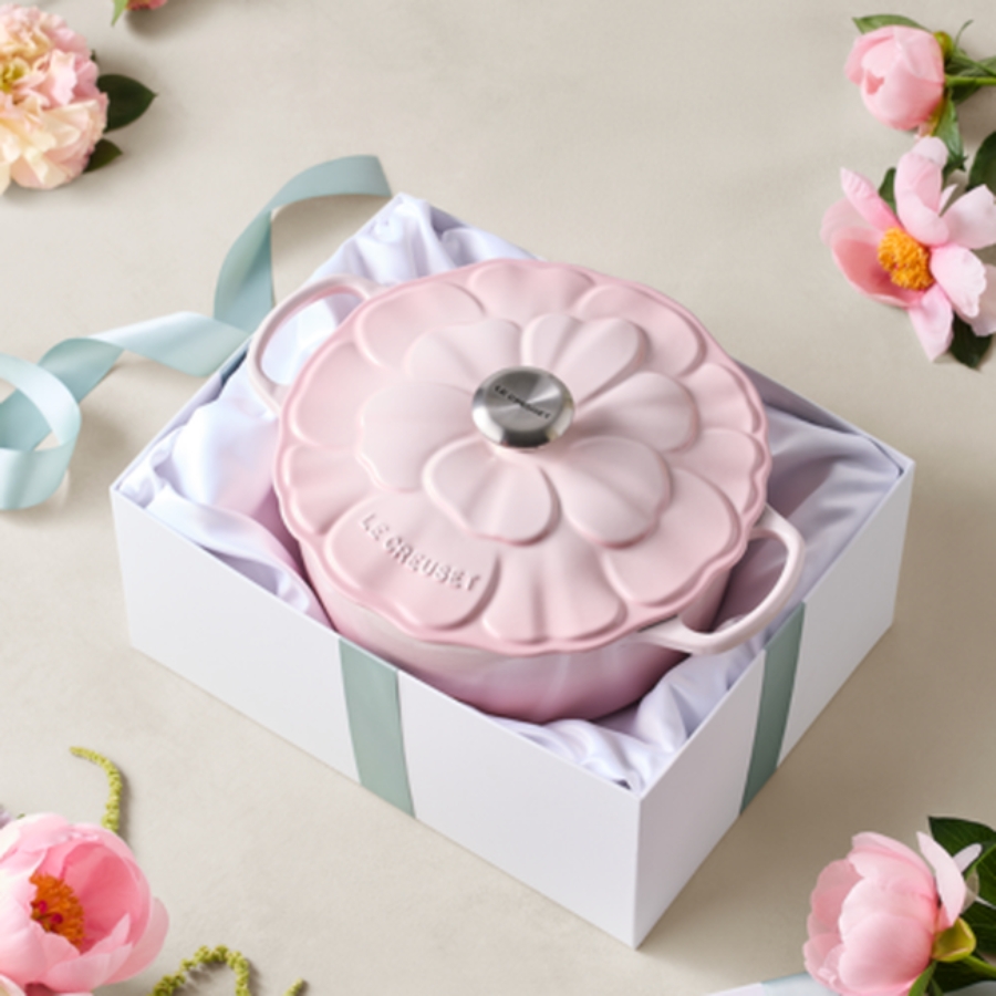Nồi gang Le Creuset Signature Petal 26cm Luôn giữ được sự thoải mái: núm vặn chịu nhiệt (lên đến 260°C)