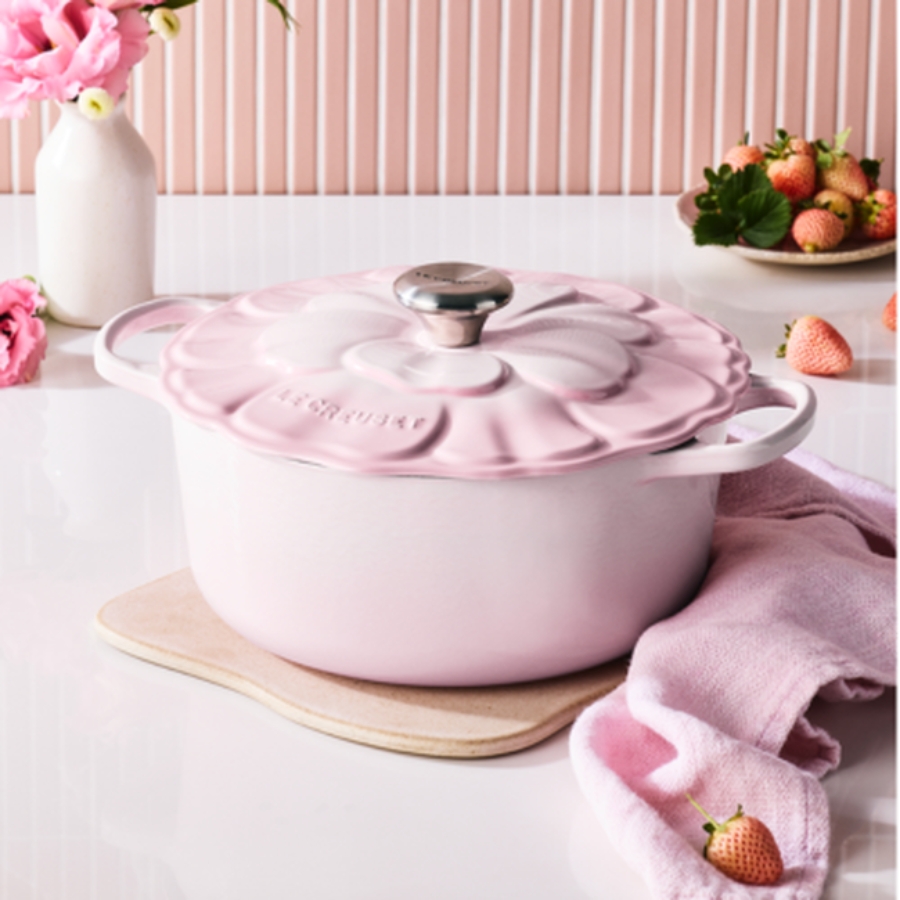 Nồi gang Le Creuset Signature Petal 26cm Luôn giữ được sự thoải mái: núm vặn chịu nhiệt (lên đến 260°C)