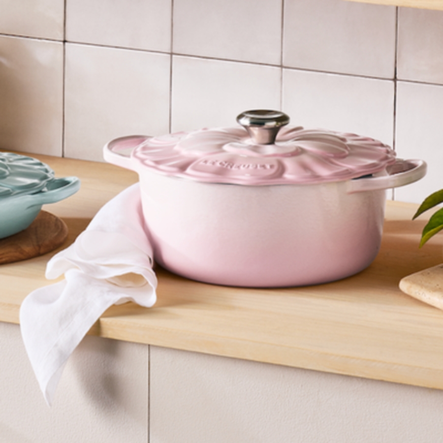 Nồi gang Le Creuset Signature Petal 26cm Luôn giữ được sự thoải mái: núm vặn chịu nhiệt (lên đến 260°C)