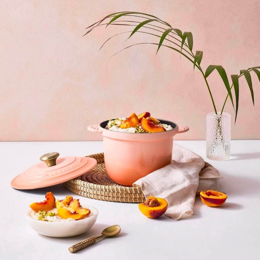 Nồi gang nấu cơm Le Creuset 18cm/ 20cm có lỗ thoát hơi trên nắp gốm để tránh trào nước