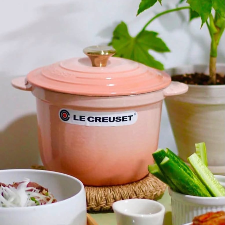 Nồi gang nấu cơm Le Creuset 18cm/ 20cm Thành nồi cao và đáy tròn, cong tạo nên một khoang nồi sâu, lý tưởng để nấu không chỉ cơm mà còn các loại ngũ cốc