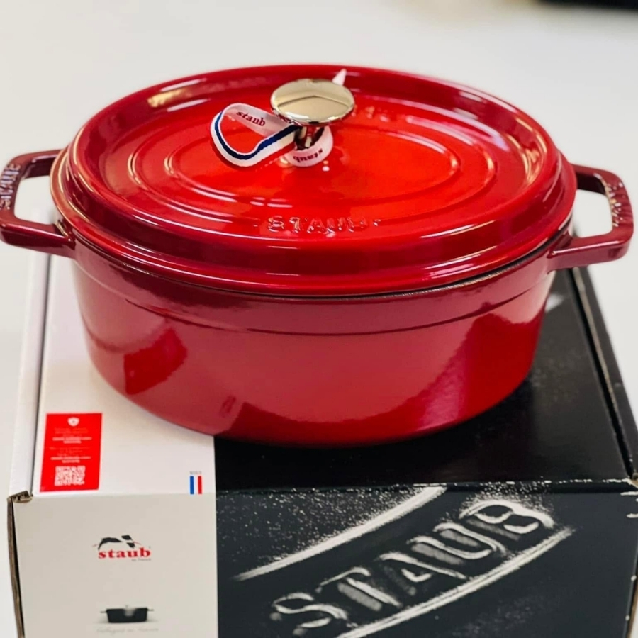Chiếc Nồi gang Staub Oval Cocotte 27cm hình bầu dục này là lựa chọn lý tưởng để chế biến các món quay thơm ngon