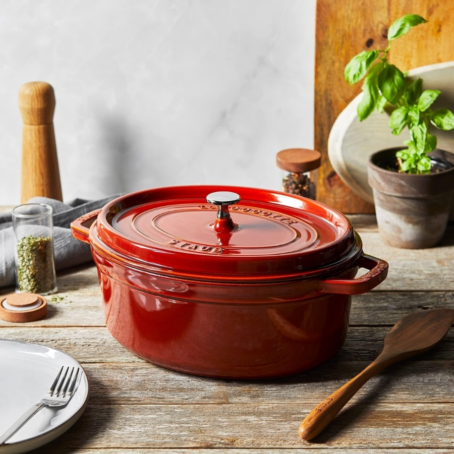 Chiếc Nồi gang Staub Oval Cocotte 27cm Núm cầm bằng thép mạ niken