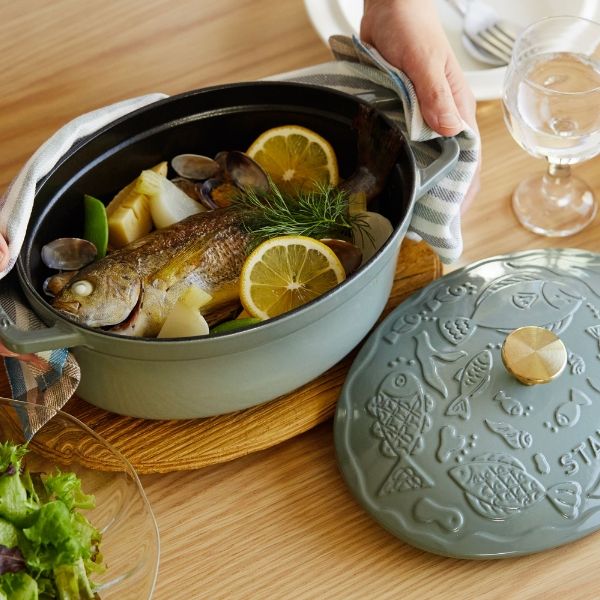 Nồi gang oval Staub Ocean 23cm Z1028-989&nbsp;cho phép bạn tận hưởng trọn vẹn lợi ích và hương vị của phương pháp nấu ăn không cần nước