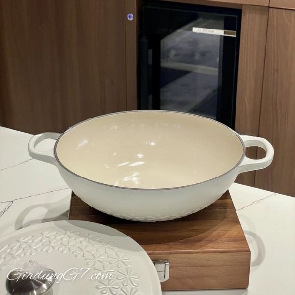 Nồi gang sâu lòng Le Creuset 22cm 1.8L Lớp men dễ lau chùi và bền bỉ, chống xỉn màu, ố vàng, sứt mẻ và nứt nẻ