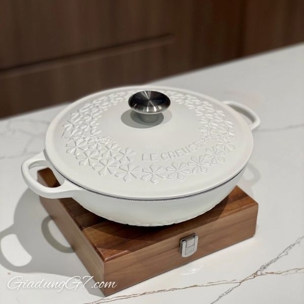 Nồi gang sâu lòng Le Creuset 22cm 1.8L - Hoa Mai Trắng