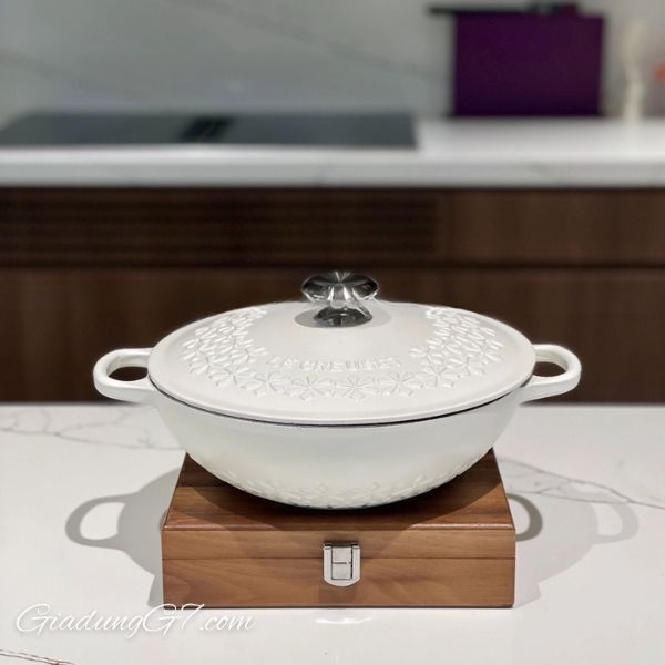 Nồi gang sâu lòng Le Creuset 22cm 1.8L nổi bật với họa tiết chạm nổi tinh tế của một trong những công trình kiến ​​trúc
