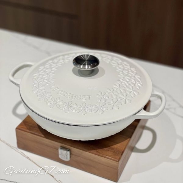 Nồi gang sâu lòng Le Creuset 22cm 1.8L nổi bật với họa tiết chạm nổi tinh tế của một trong những công trình kiến ​​trúc