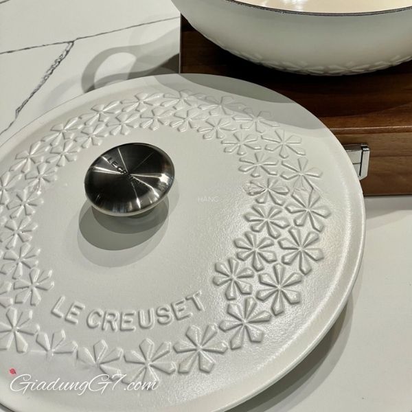 Nồi gang sâu lòng Le Creuset 22cm 1.8L nổi bật với họa tiết chạm nổi tinh tế của một trong những công trình kiến ​​trúc