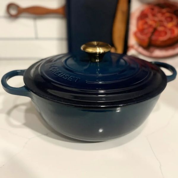 Nồi gang sâu lòng Le Creuset La Marmite&nbsp;Agave 26cm từ bộ sưu tập Marmite có các thành bên được làm tròn, giúp dễ dàng khuấy và nấu trong một nồi.