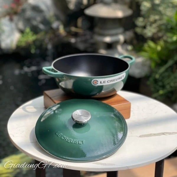 Nồi gang sâu lòng Le Creuset La Marmite Atiso 22cm 2.6L từ bộ sưu tập Marmite có các thành bên được làm tròn, giúp dễ dàng khuấy và nấu trong một nồi.