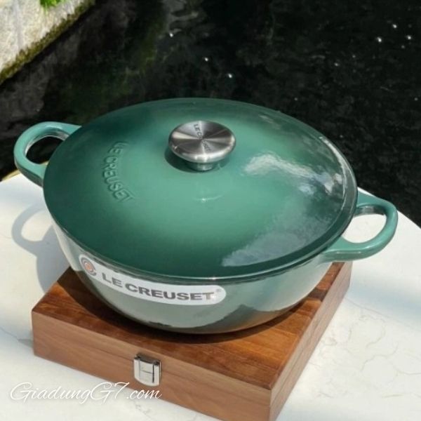 Nồi gang sâu lòng Le Creuset La Marmite Atiso 22cm 2.6L - Màu Xanh có tay cầm lớn, bạn có thể dễ dàng di chuyển soong từ bếp nấu, lò nướng đến bàn ăn.