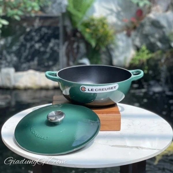 Nồi gang sâu lòng Le Creuset La Marmite Atiso 22cm 2.6L Nắp đậy kín giúp giữ ẩm và giữ ấm thức ăn khi phục vụ.