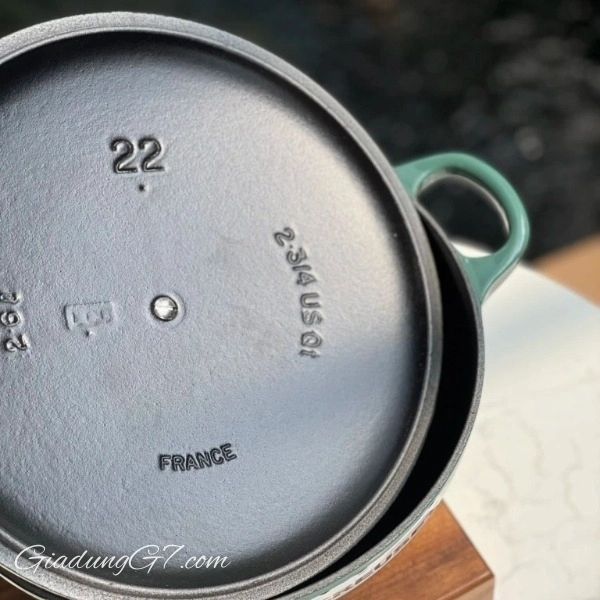 Nồi gang sâu lòng Le Creuset La Marmite Atiso 22cm 2.6L Nắp đậy kín giúp giữ ẩm và giữ ấm thức ăn khi phục vụ.