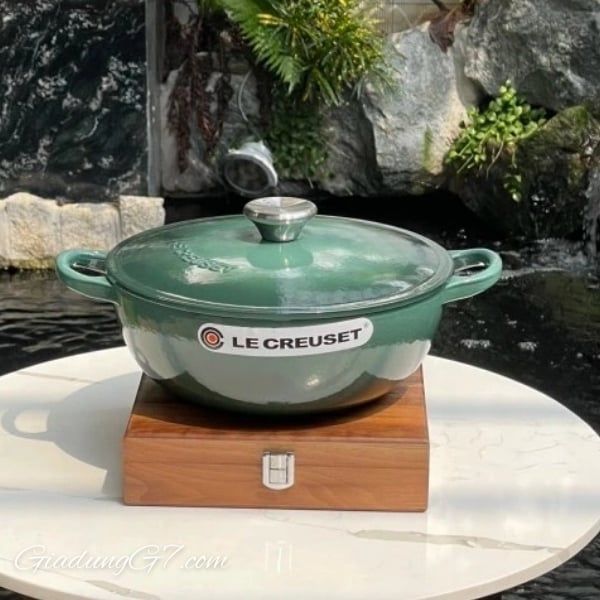 Nồi gang sâu lòng Le Creuset La Marmite Atiso 22cm 2.6L - Màu Xanh&nbsp;với tay cầm lớn hơn giúp bạn dễ dàng di chuyển từ bếp nấu sang lò nướng đến bàn ăn