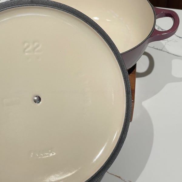 Nồi gang Le Creuset La MarmitFig 22cm&nbsp;từ bộ sưu tập Marmite có các thành bên được làm tròn, giúp dễ dàng khuấy và nấu trong một nồi.